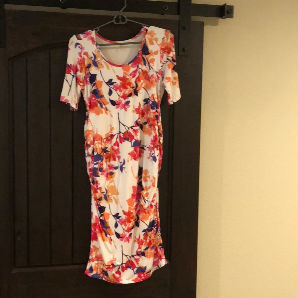 Stitch fix maternity dress with side rooshing.